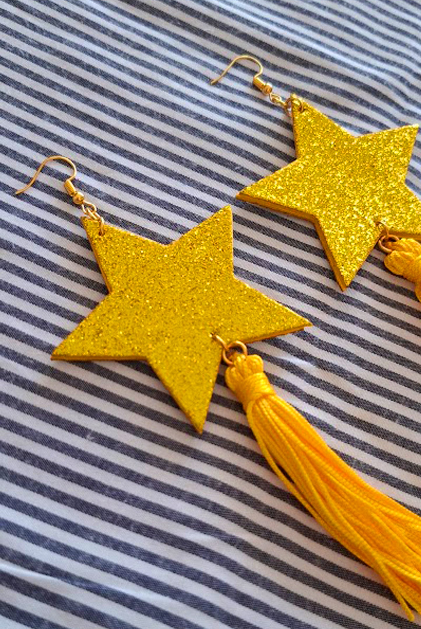 BRINCO ESTRELA TASSEL AMARELO