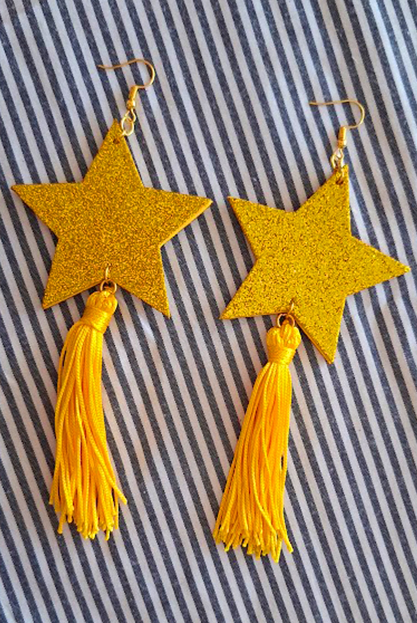 BRINCO ESTRELA TASSEL AMARELO