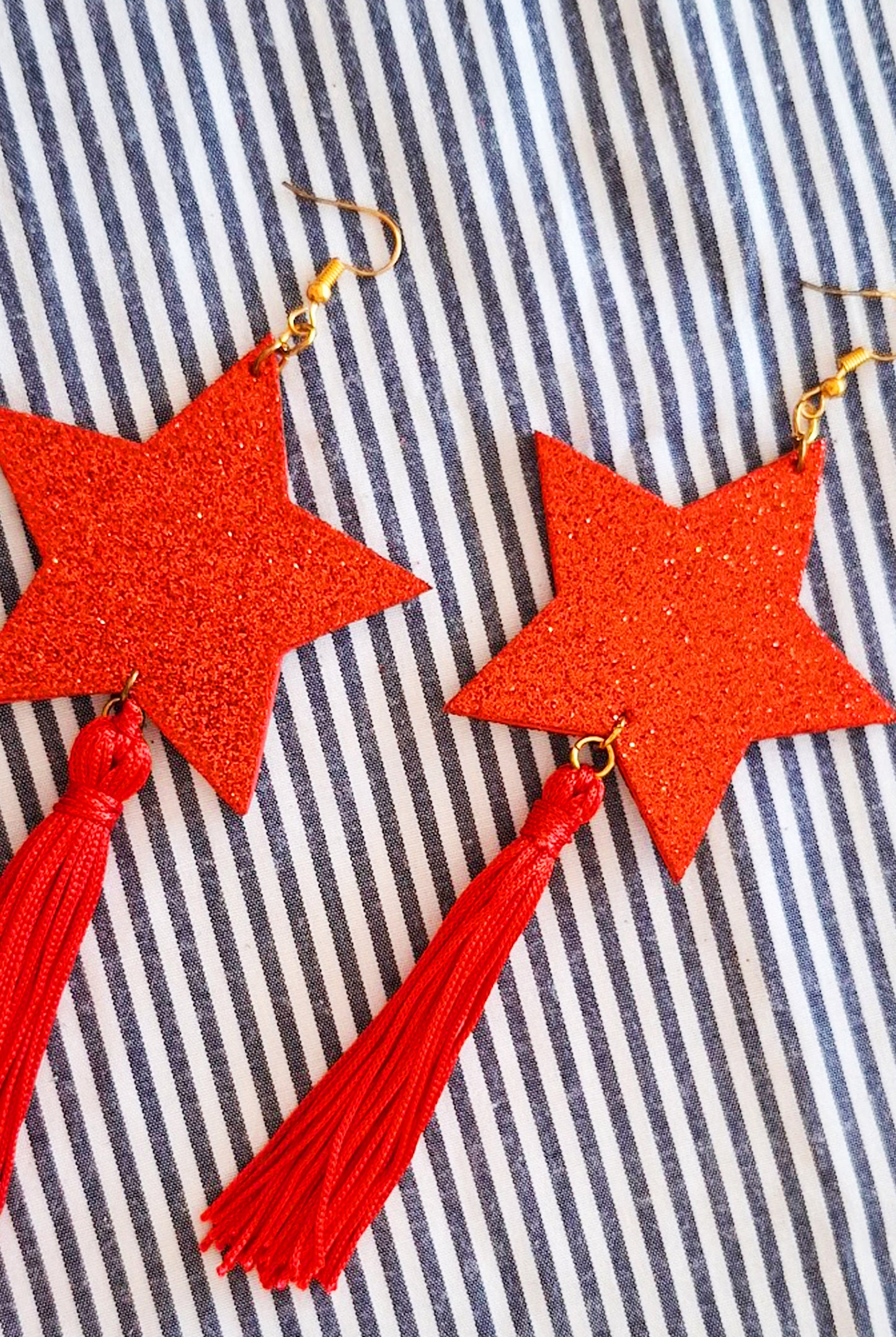 BRINCO ESTRELA TASSEL VERMELHO