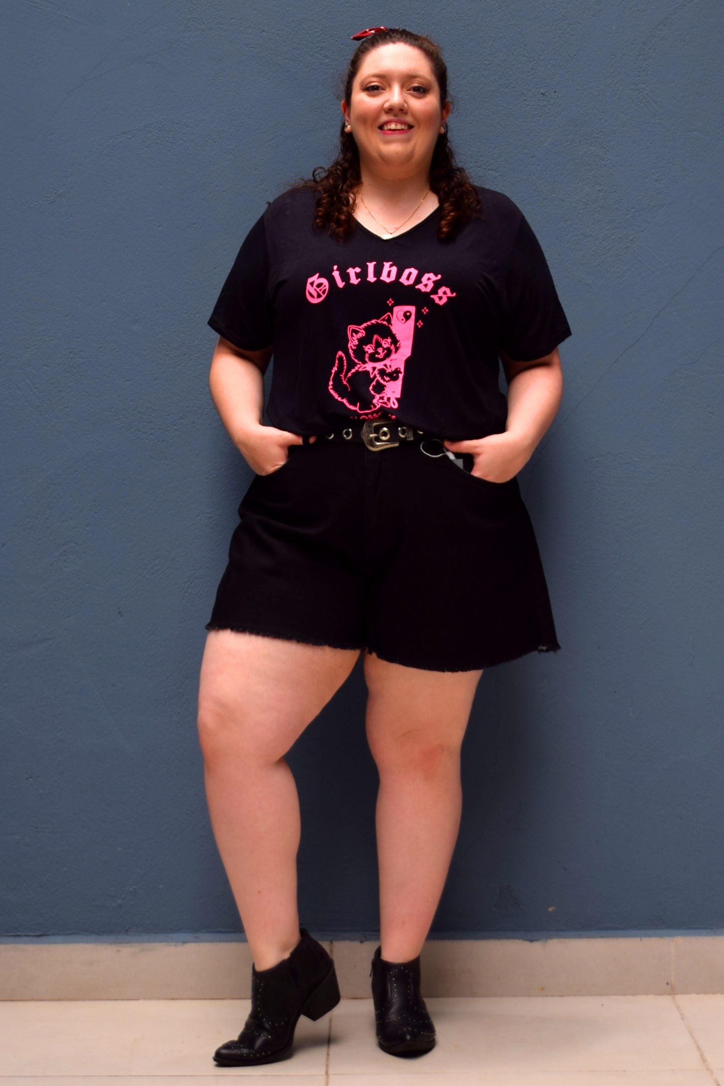 CAMISETA GIRLBOSS DECOTE EM V PRETA