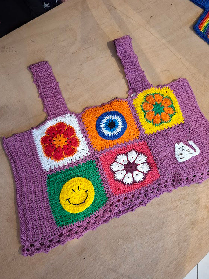 CROPPED CROCHÊ FLORES