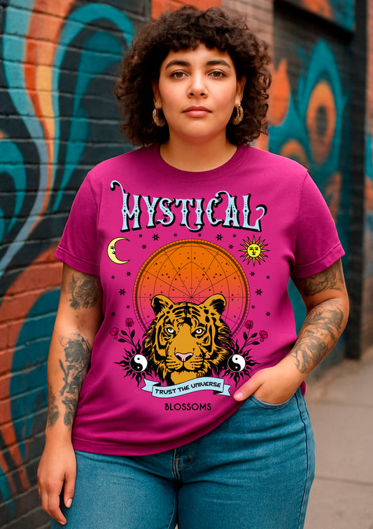 Camiseta roxa plus size com estampa de tigre místico e frase Trust the Universe