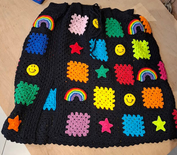 SAIA CURTA CROCHE APLIQUES