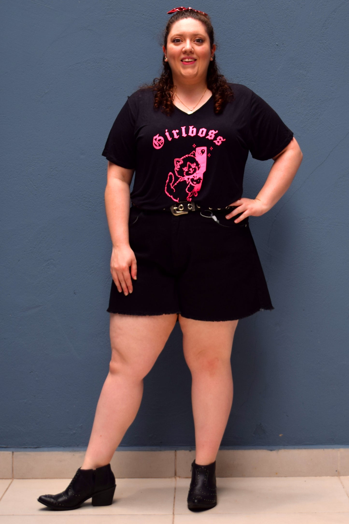 CAMISETA GIRLBOSS DECOTE EM V PRETA